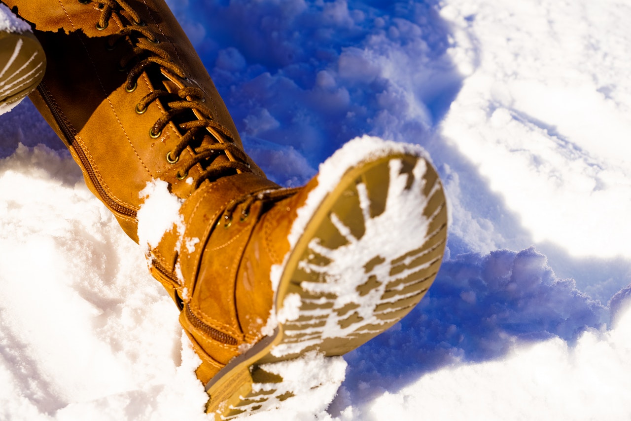 12 Best Shoes For Icy Pavements – [Review and Guide]